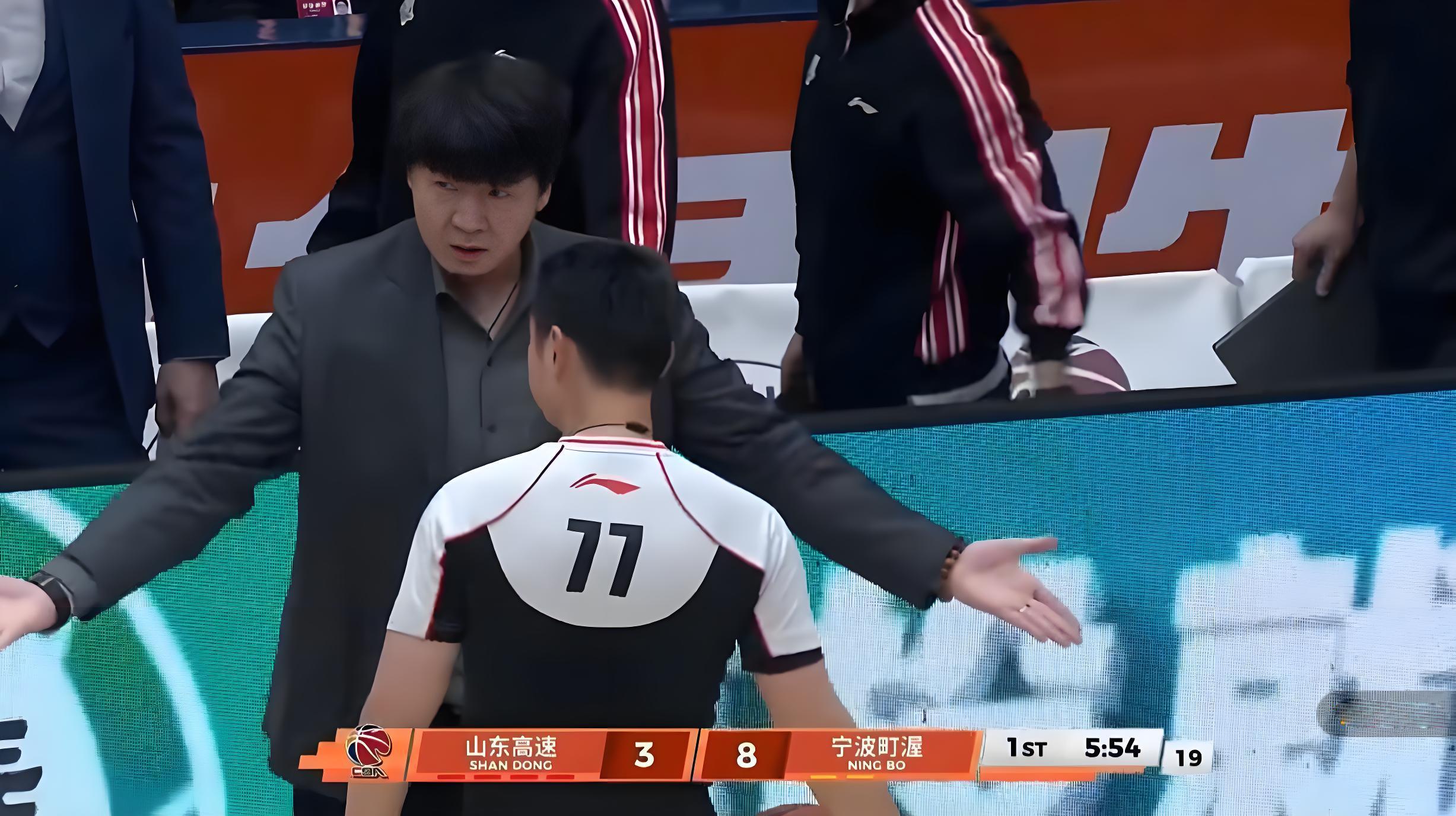 yl7703永利-克里斯犯浑！山东男篮逆袭：高诗岩惊艳15分，18岁俊才3分钟燃爆